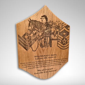 Pu&ograve; includere: Targa in legno con un'incisione laser di una figura militare a cavallo e insegne. Il testo onora il sergente maggiore Michael G. Hobbs.