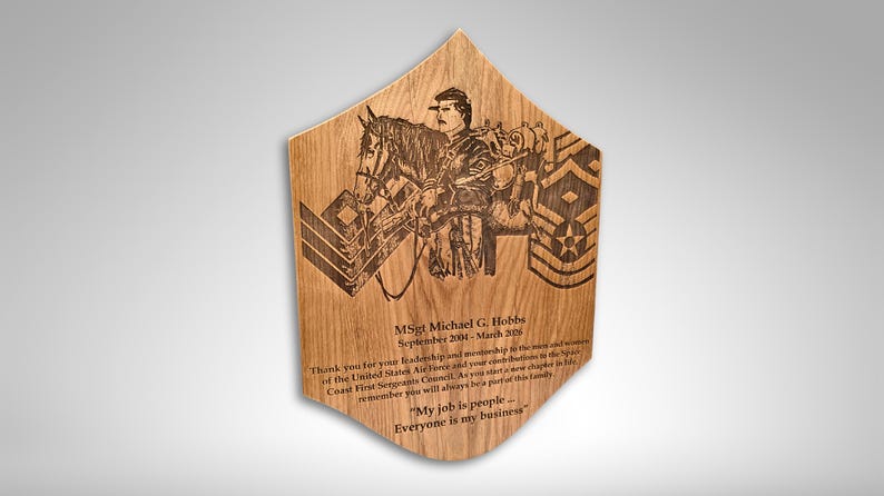 Pu&ograve; includere: Targa in legno con un'incisione laser di una figura militare a cavallo e insegne. Il testo onora il sergente maggiore Michael G. Hobbs.