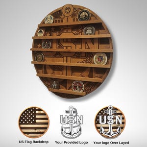 Puede incluir: Un expositor redondo de madera para monedas con 7 ranuras para exhibir monedas de desaf&iacute;o. El expositor presenta un ancla de la Armada de los Estados Unidos tallada y las letras USN. El expositor se muestra con un fondo de bandera estadounidense, un logotipo de ancla USN simple y un logotipo de ancla USN sobre un fondo de bandera estadounidense.