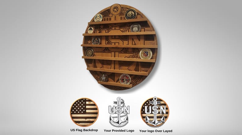 Puede incluir: Un expositor redondo de madera para monedas con 7 ranuras para exhibir monedas de desaf&iacute;o. El expositor presenta un ancla de la Armada de los Estados Unidos tallada y las letras USN. El expositor se muestra con un fondo de bandera estadounidense, un logotipo de ancla USN simple y un logotipo de ancla USN sobre un fondo de bandera estadounidense.