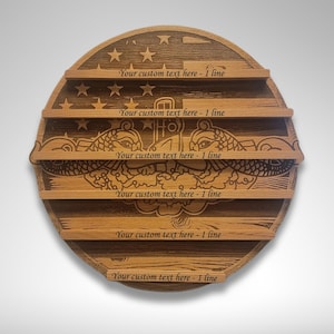 Puede incluir: Una placa redonda de madera con un patr&oacute;n de estrellas de cinco puntas y un dise&ntilde;o de submarino. La placa tiene seis estantes para exhibir art&iacute;culos. El texto "Your custom text here - 1 line" se repite seis veces en la placa.