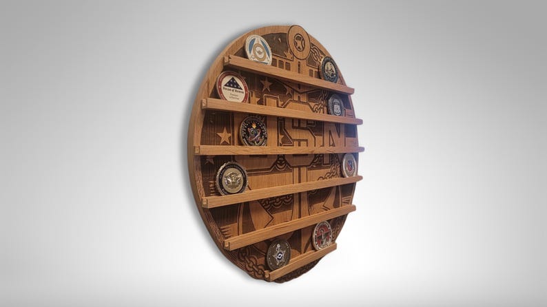 Puede incluir: Un expositor de monedas redondo de madera con un ancla de la Marina de los EE. UU. tallada y las letras USN. El expositor tiene 8 ranuras para monedas y est&aacute; decorado con estrellas y otros dise&ntilde;os n&aacute;uticos.