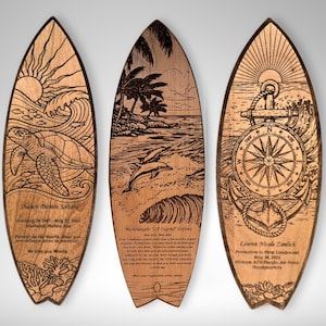 Könnte beinhalten: Drei Holztafeln in Surfbrettform mit eingravierten Designs. Eine zeigt eine Schildkröte, Sonne und Wellen; eine andere Delfine und Palmen; und die letzte einen Kompass und einen Anker. Jede hat Text am unteren Rand.