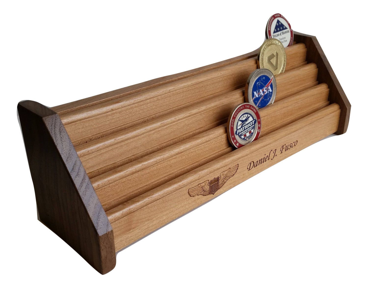 カルマノンコインホルダー - アクリルミリタリーチャレンジコインディスプレイケース、45個のメダル、ポーカーチップ、マグネットドア付きバッジに対応  Kacornコインディスプレイケース ミリタリーチャレンジコインホルダー 厚みのあるアクリル蓋と引き出し付き 木製 ...