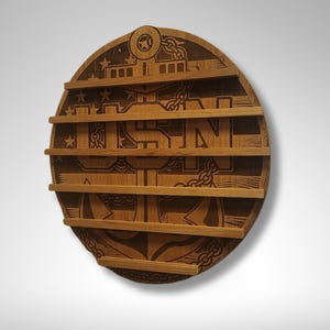 Puede incluir: Una placa redonda de madera con un dise&ntilde;o grabado con l&aacute;ser de un ancla, las letras "USN" y estrellas. La placa tiene cinco ranuras para exhibir medallas u otros art&iacute;culos.