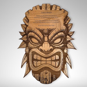 Op de afbeelding: Een houten tiki-masker met een gesneden gezicht en ingewikkelde details. Het masker is donkerbruin en heeft een citaat gegraveerd op de voorkant: "Bedankt voor alle mooie tijden van leiderschap en mentor in Openbare Werken. "Leiderschap gaat niet over controle, maar over het inspireren van anderen om hun best te doen." Van de klas van de lente 2023 van 1991"