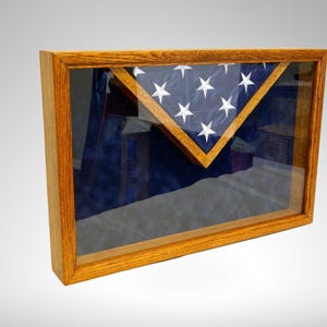 Vitrine Shadow Box militaire, bois d'aulne fabriqué à la main, daim bleu, compartiment porte-drapeau