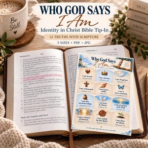 Może przedstawiać: Cyfrowa karta do wklejenia do Biblii zatytułowana Who God Says I Am, zawierająca dwanaście sekcji z odniesieniami do pism świętych i symbolicznymi obrazami, takimi jak korona, motyl i gołębica, umieszczona na otwartej Biblii.
