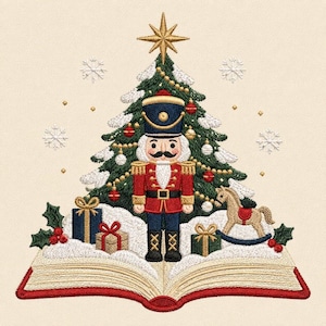 Könnte beinhalten: Ein gesticktes Motiv mit einem aufgeschlagenen Buch, einem Weihnachtsbaum, einem Nussknacker, verpackten Geschenken und einem Schaukelpferd. Der Baum ist mit goldenen Perlen, roten und weißen Kugeln sowie einem goldenen Stern geschmückt.