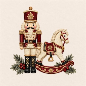 Puede incluir: Un bordado de un cascanueces con uniforme rojo y blanco junto a un caballo balancín blanco con silla roja. El diseño presenta detalles dorados, botas negras y ramas de pino verdes decorativas con bayas rojas en la base.