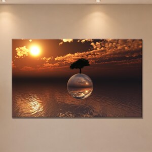 Könnte beinhalten: Ein rechteckiger Wandkunstdruck mit einer surrealen Landschaft bei einem leuchtend orangefarbenen Sonnenuntergang über einem dunklen Ozean. Ein einzelner Baum steht auf einer transparenten Glaskugel, die über dem Wasser schwebt und den Himmel spiegelt.