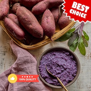 Op de afbeelding: Een houten mand gevuld met rauwe paarse zoete aardappelen naast een kom met gepureerde paarse zoete aardappelen met een gouden lepel. Een rode ster-afbeelding toont BEST CHOICE en een geel label 100% QUALITY.