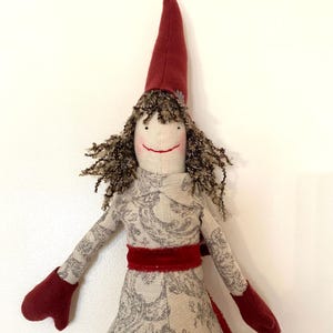 以下が含まれることがあります： 高さと形が異なる3つのセラミック花瓶のセット。花瓶はマットな白仕上げで釉薬がかけられており、ミニマリストな美学を提供しています。最も高い花瓶は約25cmです。