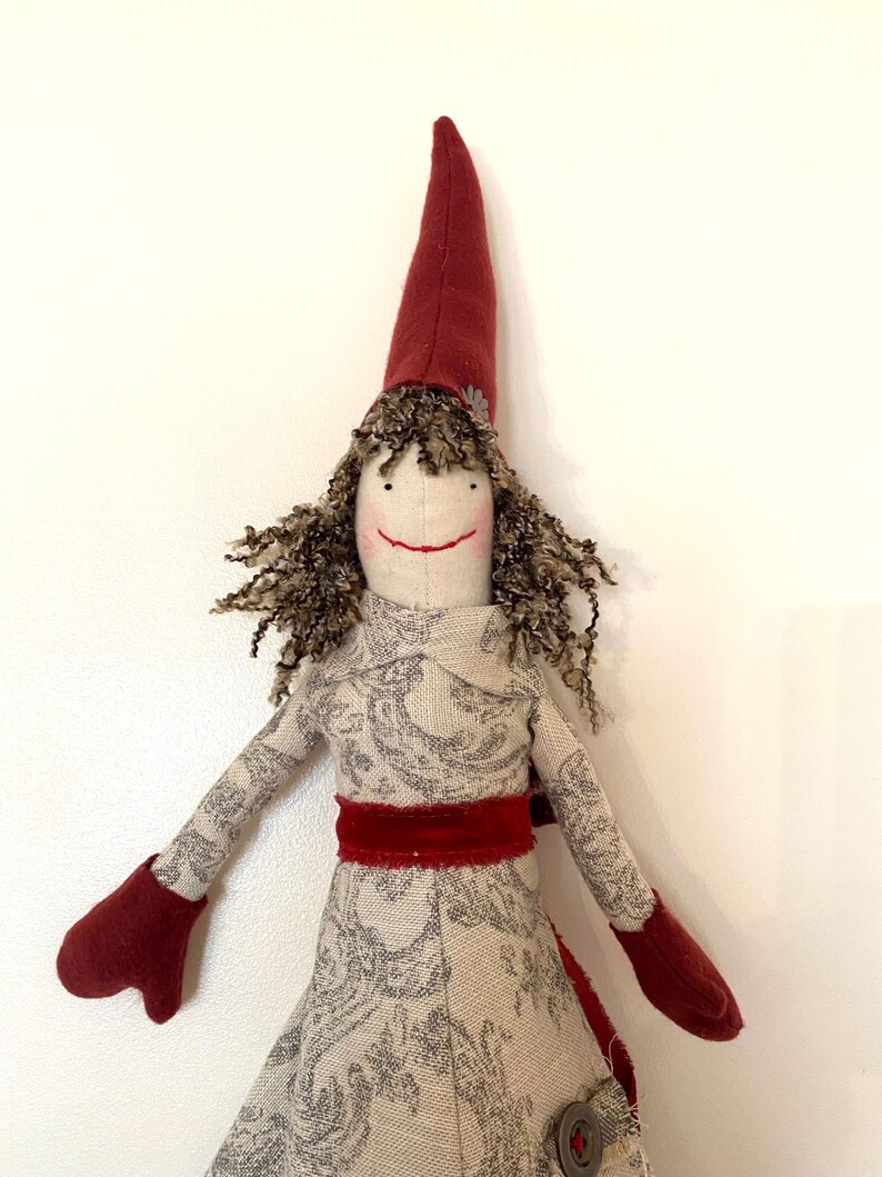 以下が含まれることがあります： 高さと形が異なる3つのセラミック花瓶のセット。花瓶はマットな白仕上げで釉薬がかけられており、ミニマリストな美学を提供しています。最も高い花瓶は約25cmです。