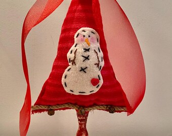 árvore de boneco de neve listrada vermelha