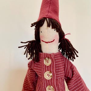 Op de afbeelding: Een witte keramische mok met een zwart handvat en de tekst "But First, Coffee" in een zwarte, vette letter. De mok staat op een wit oppervlak.