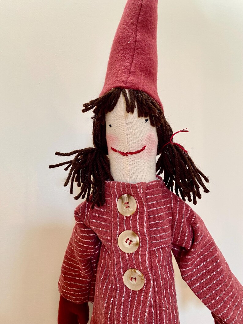 Op de afbeelding: Een witte keramische mok met een zwart handvat en de tekst "But First, Coffee" in een zwarte, vette letter. De mok staat op een wit oppervlak.