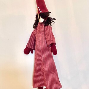 Op de afbeelding: Een witte keramische mok met een zwart handvat en de tekst "But First, Coffee" in een zwarte, vette letter. De mok staat op een wit oppervlak.