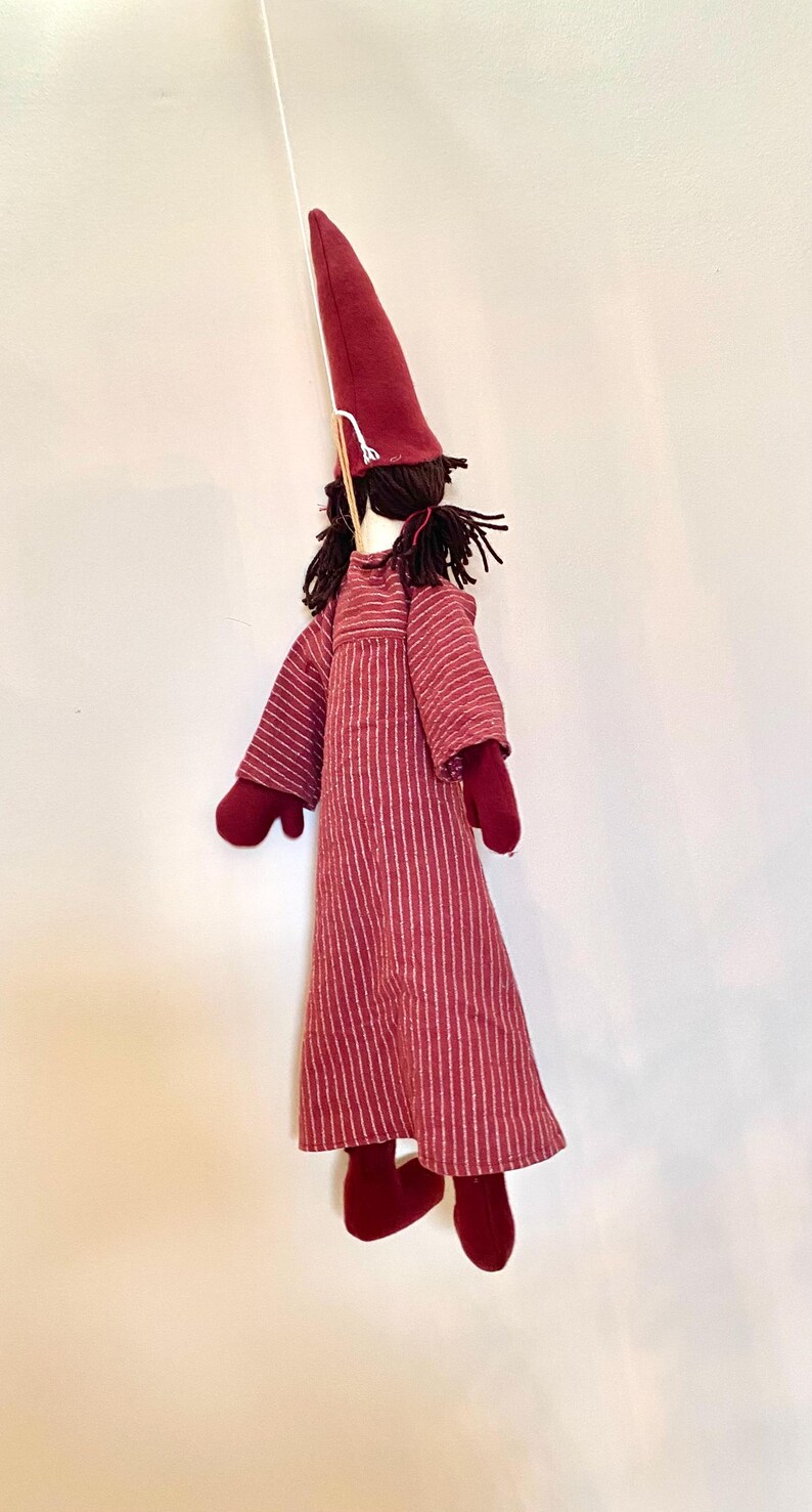 Op de afbeelding: Een witte keramische mok met een zwart handvat en de tekst "But First, Coffee" in een zwarte, vette letter. De mok staat op een wit oppervlak.