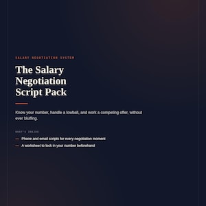 Może przedstawiać: Ciemnoniebieski dokument cyfrowy zatytułowany The Salary Negotiation Script Pack. Zawiera nagłówek Salary Negotiation System, opis dotyczący radzenia sobie z niskimi i konkurencyjnymi ofertami oraz listę zawartości obejmującą skrypty i arkusz roboczy.