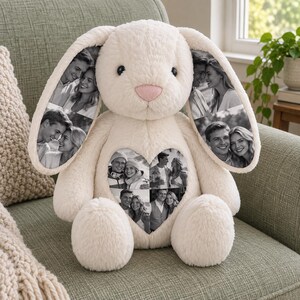 Può includere: Un peluche a forma di coniglio color crema con orecchie lunghe e una toppa a forma di cuore sul petto. Le orecchie e il cuore sono decorati con molteplici ritratti fotografici in bianco e nero di varie coppie e individui.