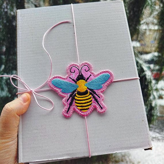 ITH Little bee tag Machine embroidery design - Instant download file