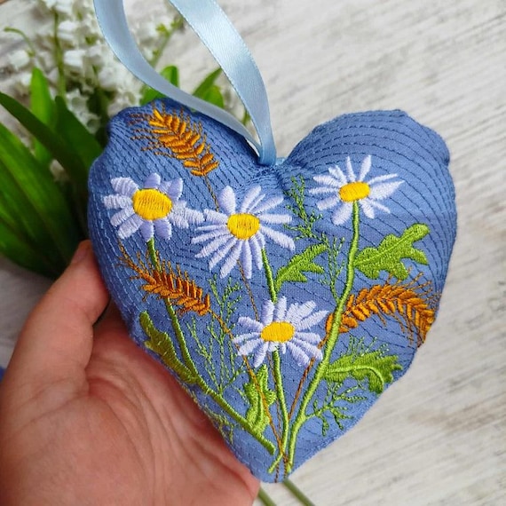 ITH Daisy love ornament Machine embroidery design - Instant download file