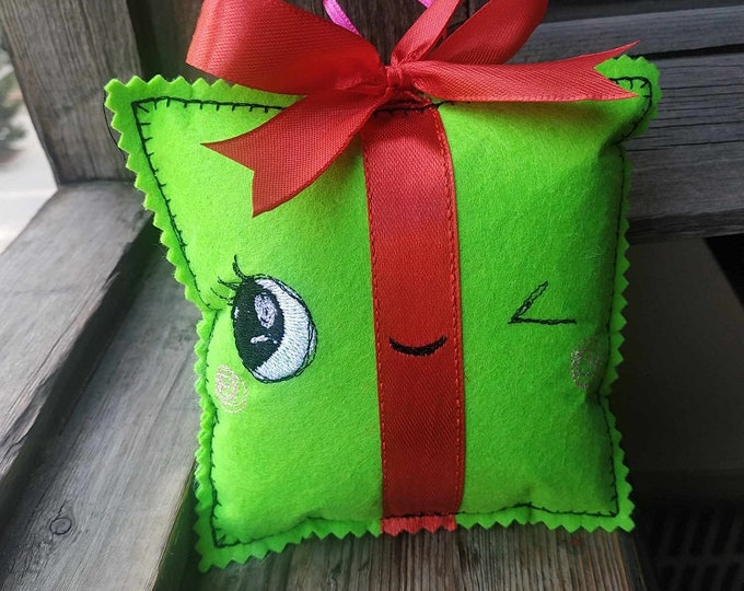 ITH Cute gift ornament Machine embroidery design - Tutorial included - Instant download file