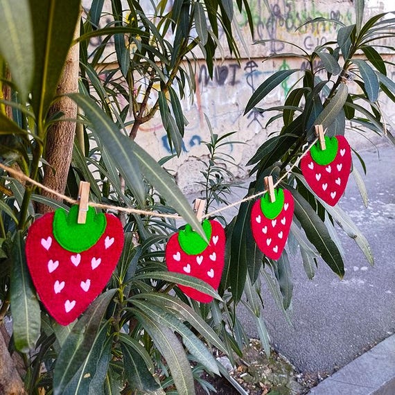 ITH Strawberry garland Machine embroidery design - Instant download file