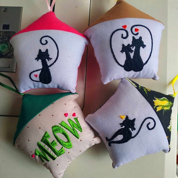 ITH kitty houses Machine embroidery project - Tutorial included - Instant download file