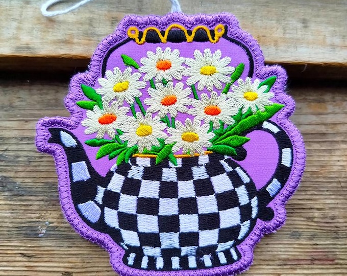 ITH Daisy in teapot with checks ornament Machine embroidery design - Instant download file