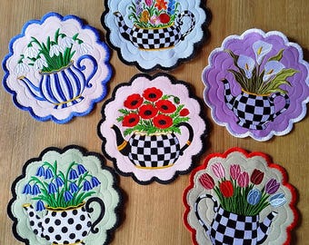 ITH Eleganti teiere e sottobicchieri floreali. Disegni per ricamo a macchina - File scaricabile immediatamente.