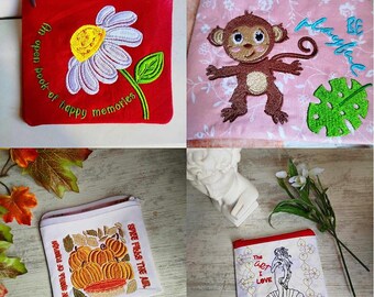 Può includere: Quattro diverse pochette con cerniera con disegni ricamati. La prima pochette è rossa con una margherita bianca e il testo "Un libro aperto di bei ricordi". La seconda pochette è rosa con una scimmia e il testo "Sii giocoso". La terza pochette è bianca con un cesto di zucche e il testo "I fichi dolci riempiono l'aria. L'odore di domani". La quarta pochette è bianca con una cerniera rossa e un'illustrazione in bianco e nero di una donna con il testo "L'arte che amo".