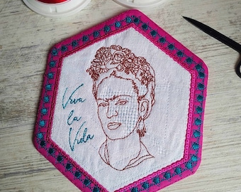 Diseño de bordado a máquina de la pequeña alfombra de Frida ITH - Archivo de descarga instantánea