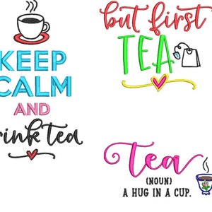 Könnte beinhalten: Gestickte Designs mit Tee-bezogenen Phrasen. Die Phrasen lauten "Keep Calm and Drink Tea", "But First Tea" und "Tea (Substantiv) A Hug in a Cup". Die Designs zeigen eine Teetasse, einen Teebeutel und Herz-Akzente, alles in leuchtenden Farben.