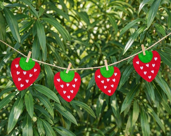 ITH Strawberry garland Machine embroidery design - Instant download file