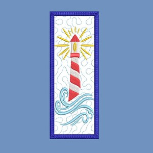 Könnte beinhalten: Gesticktes Leuchtturm-Design mit rot-weißen Streifen, gekrönt von einer rot-weißen Laterne und gelben Strahlen. Das Design umfasst blaue Wellen und ist in einen blauen Rahmen eingefasst. Der Hintergrund ist weiß mit einem gepunkteten Muster.