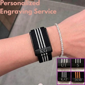 Może przedstawiać: Czarny pasek do zegarka z trzema białymi pionowymi paskami i czarną metalową klamrą z wygrawerowanymi literami KG. Na górze widnieje napis Personalized Engraving Service. Mniejsze zdjęcia pokazują warianty z napisami UT, S, KAT oraz 2030.