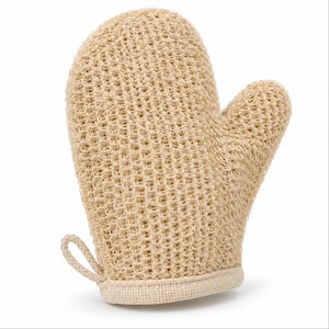 Puede incluir: Un guante de baño exfoliante de color beige hecho de un material de malla tejida con textura. El guante cuenta con una sección para el pulgar, un dobladillo de tela reforzado en la base y un pequeño lazo lateral para colgarlo con tejido abierto.