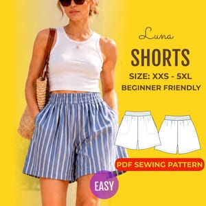 Può includere: Pantaloncini a righe verticali blu e bianche con elastico in vita e tasche laterali. Il testo recita Luna SHORTS SIZE: XXS - 5XL BEGINNER FRIENDLY PDF SEWING PATTERN EASY. Include un disegno al tratto in bianco e nero del modello.