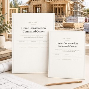 Puede incluir: Dos documentos de papel blanco titulados The Ultimate Home Construction Command Center con campos para nombre del proyecto, trabajo manual y año de construcción, con 12 secciones, 360 páginas y formato A4/US, junto a un lápiz y una regla.