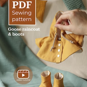 Könnte beinhalten: Ein PDF-Schnittmuster für einen Gänse-Regenmantel und Stiefel. Das Bild zeigt einen senfgelben Regenmantel mit Kapuze, drei weißen Knöpfen und einem Kordelzug sowie ein Paar passende senfgelbe Stoffstiefel für eine Gänsefigur.