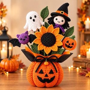 Puede incluir: Un ramo de Halloween tejido a ganchillo con una base de calabaza naranja, un girasol central, un fantasma blanco, un murciélago morado, una bruja con sombrero negro y una pequeña calabaza, decorado con hojas verdes y una cinta negra.