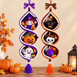 Puede incluir: Dos decoraciones colgantes verticales de ganchillo con motivos de Halloween. La pieza izquierda tiene un marco en espiral morado con una bruja, calabaza y fantasma. La pieza derecha tiene un marco en espiral naranja con un murciélago, calavera y araña.