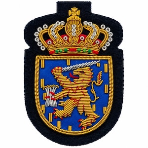 Broderat heraldiskt militärmärke, lejonvapen i guldtackor, ceremoniellt uniformstecken