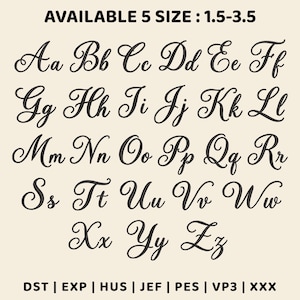 Könnte beinhalten: Eine digitale Stickalphabet-Tabelle mit Groß- und Kleinbuchstaben in einer schwarzen Schreibschrift auf hellcremefarbenem Hintergrund. Der Text oben lautet AVAILABLE 5 SIZE : 1.5-3.5 und unten sind die Dateiformate DST, EXP, HUS, JEF, PES, VP3, XXX aufgeführt.