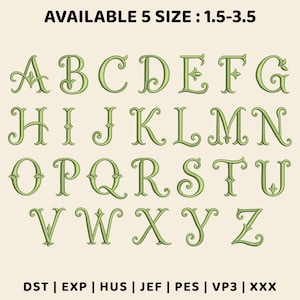Op de afbeelding: Een borduur-alfabetset met lichtgroene hoofdletters A tot en met Z in een decoratief schreeflettertype met krullen. De tekst bovenaan luidt AVAILABLE 5 SIZE : 1.5-3.5 en onderaan staan de bestandsformaten DST, EXP, HUS, JEF, PES, VP3, XXX vermeld.