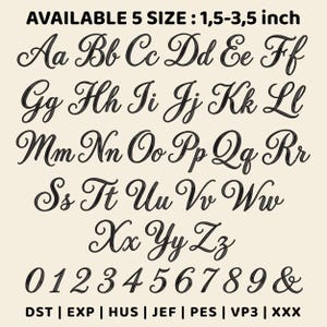 Puede incluir: Un conjunto de alfabeto de bordado digital con letras cursivas negras de la A a la Z, números del 0 al 9 y un símbolo ampersand. El texto superior dice AVAILABLE 5 SIZE : 1,5-3,5 inch, y el inferior lista los formatos: DST, EXP, HUS, JEF, PES, VP3, XXX.