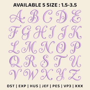 Puede incluir: Un conjunto de letras bordadas en color morado de la A a la Z en una fuente cursiva. El texto en la parte superior dice AVAILABLE 5 SIZE : 1.5-3.5 y el texto en la parte inferior enumera formatos: DST | EXP | HUS | JEF | PES | VP3 | XXX.