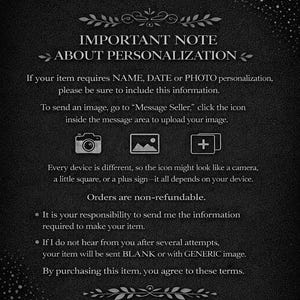 Może przedstawiać: Czarna grafika informacyjna z białym tekstem zatytułowana IMPORTANT NOTE ABOUT PERSONALIZATION. Instruuje klient&oacute;w, aby przesyłali imiona, daty lub zdjęcia za pomocą ikony Message Seller, kt&oacute;ra może wyglądać jak aparat, kwadrat lub plus.